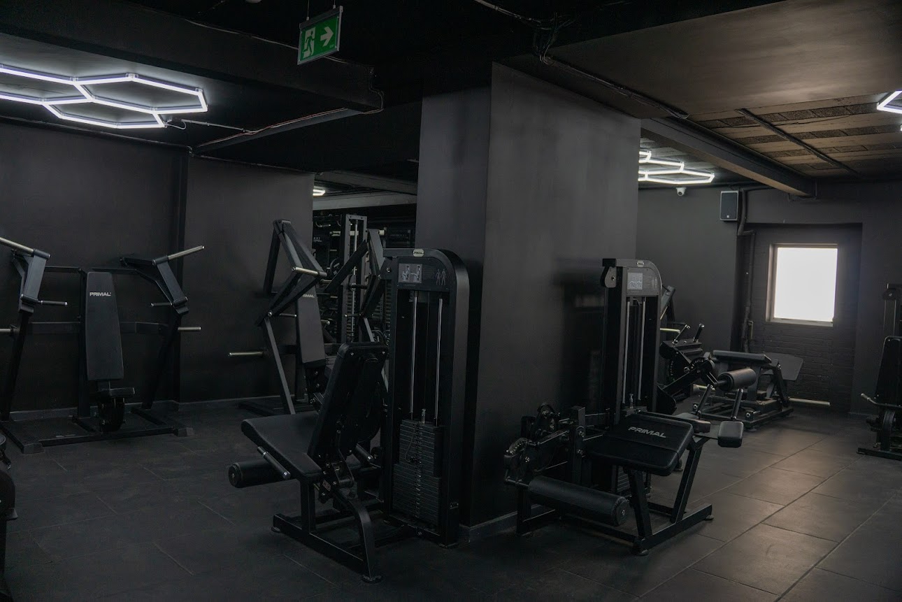 Plate-loaded machines and leg press area